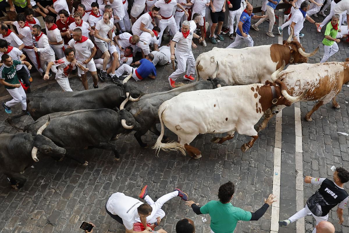 Los toros de José Escolar protagonizan un veloz y atropellado quinto encierro de los Sanfermines.