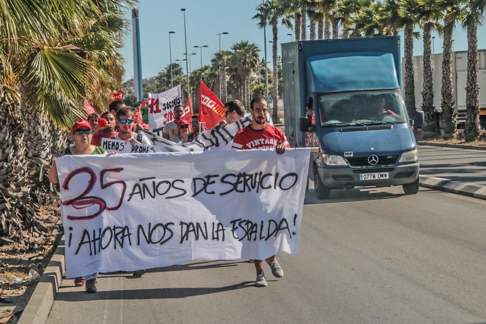 Manifestación despedidos de Cruz Roja Torrevieja