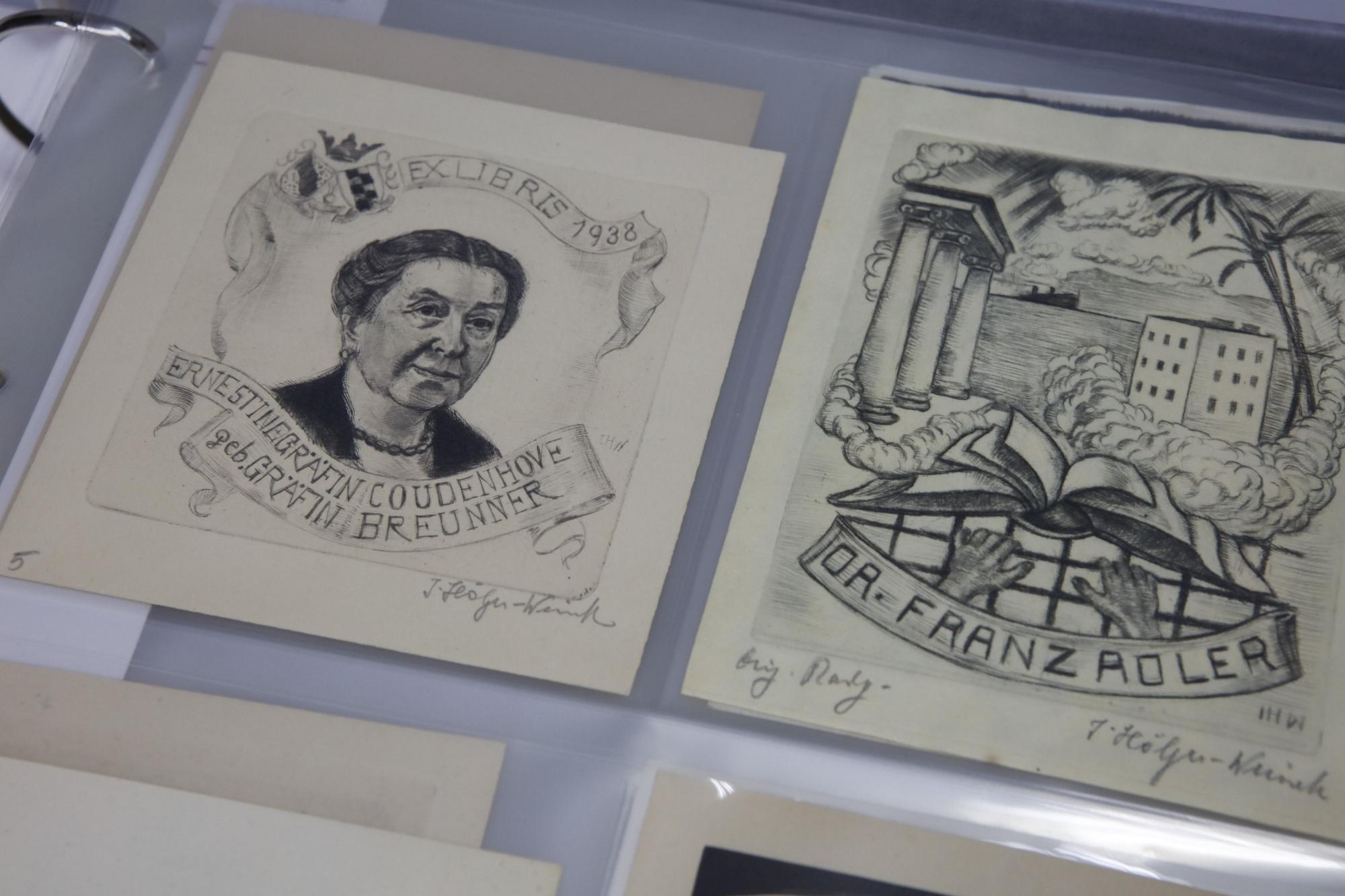 Ex-libris in der Biblioteca de Cultura Artesana. Das sind kleine, kunstvolle Karten, mit denen früher viele Menschen die Bücher als ihr Eigentum markierten.