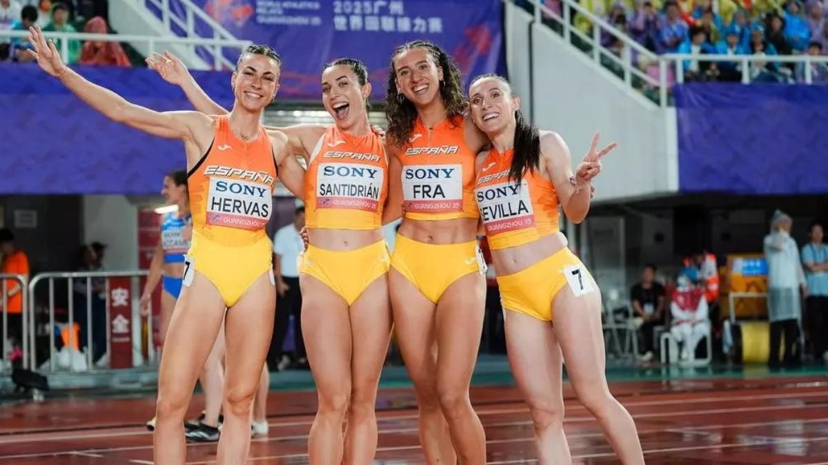 Paula Sevilla (derecha) fue clave para el oro en los World Relays de 2025