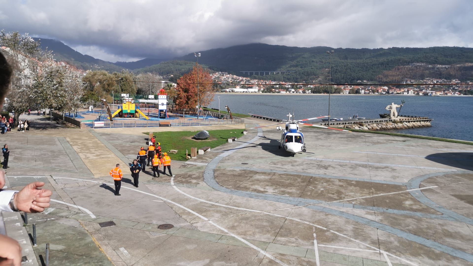 Escenas del simulacro de rescate frente a Moaña.