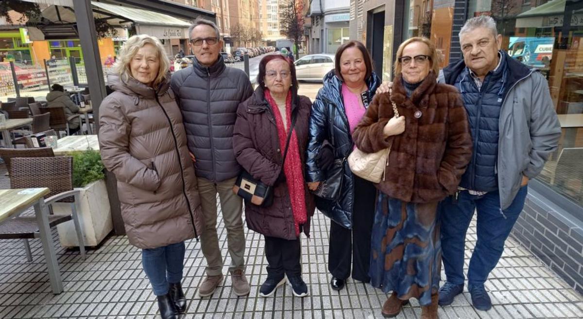 Familiares de Abelardo Suárez, Marcelino Fernández y Baldomero Vigil. |
