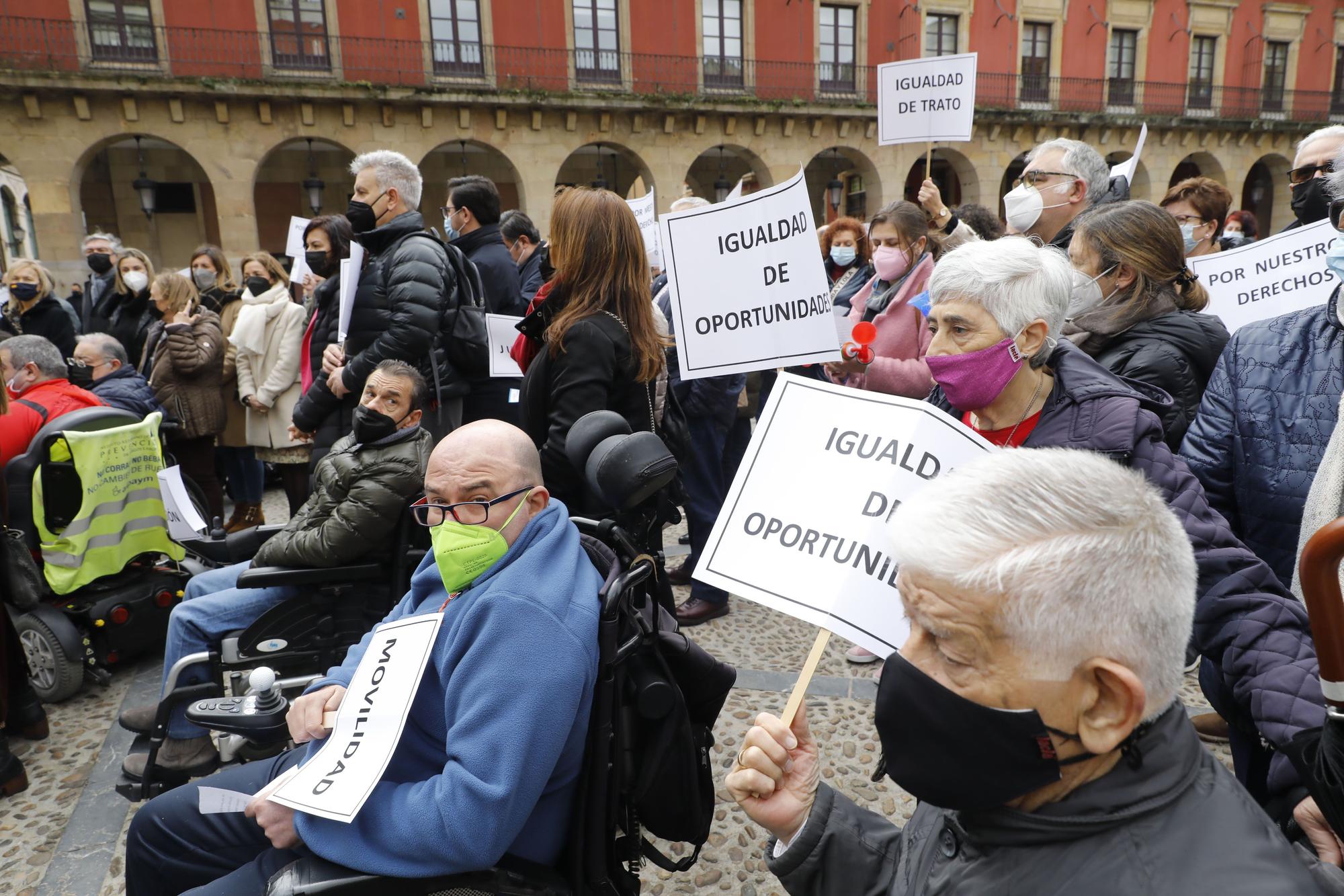 En imágenes: Concentración de personas con movilidad reducida contra la tarjeta ORA en Gijón