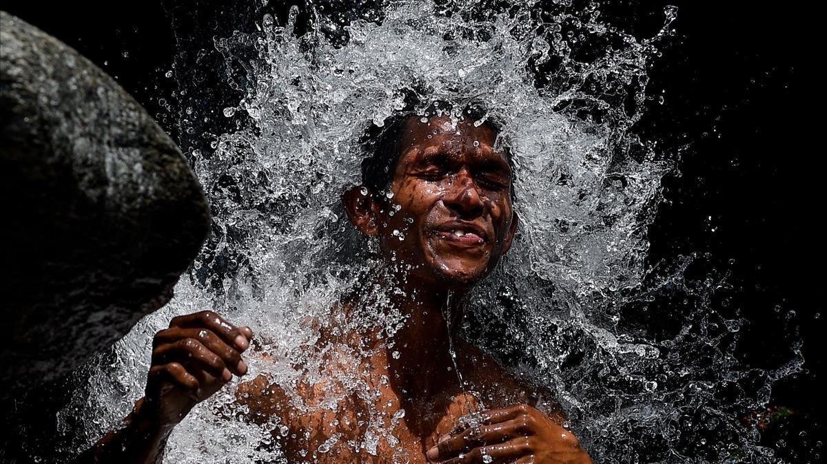 El apagón ha dejado a millones de personas sin agua corriente en Venezuela, muchas personas compraron agua embotellada en los supermercados de Caracas, pero muchos otros han buscado agua en cualquier lugar