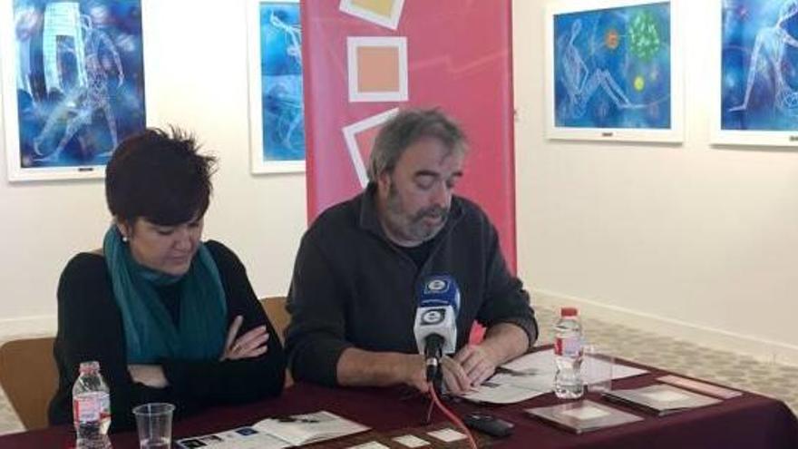 L&#039;alcaldessa i el regidor, presentant la programació.