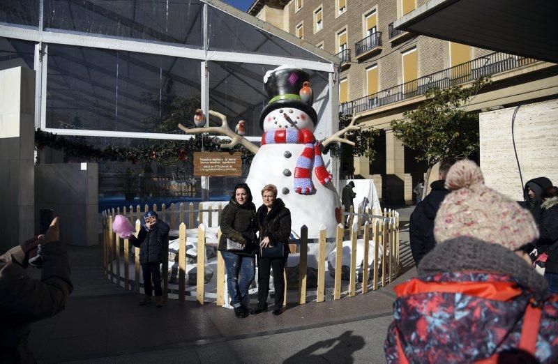 Ambiente navideño en la Plaza del Pilar