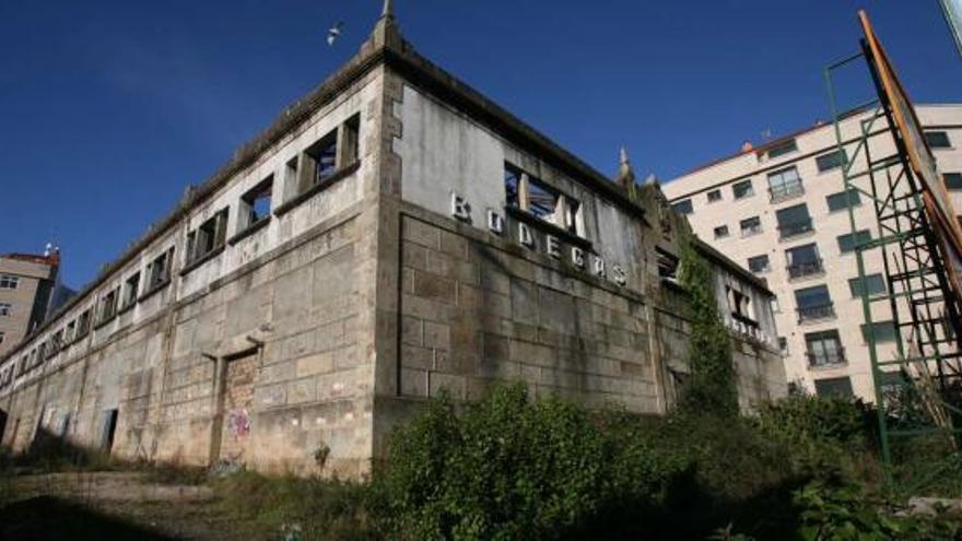 El edificio Bandeira, que se encuentra abandonado, será desmontado y reconstruido para acoger el centro comercial.  // Ricardo Grobas