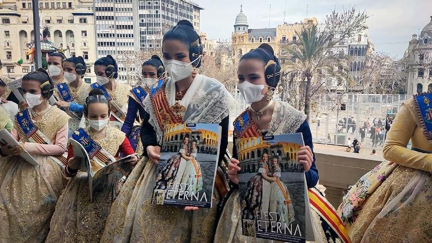 Las falleras mayores y su corte de honor reciben el Extra de Fallas de Levante-EMV.