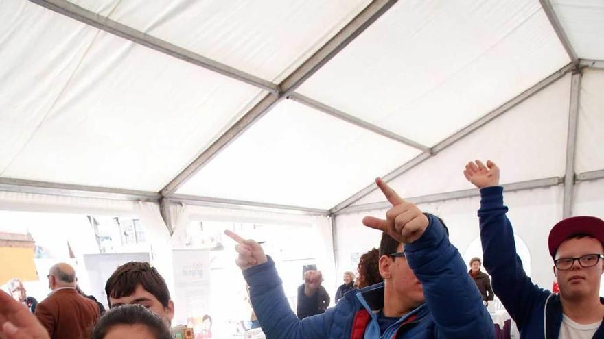 Alumnos del colegio San Cristóbal, ayer, bailando en la carpa instalada en la plaza de Santiago López.