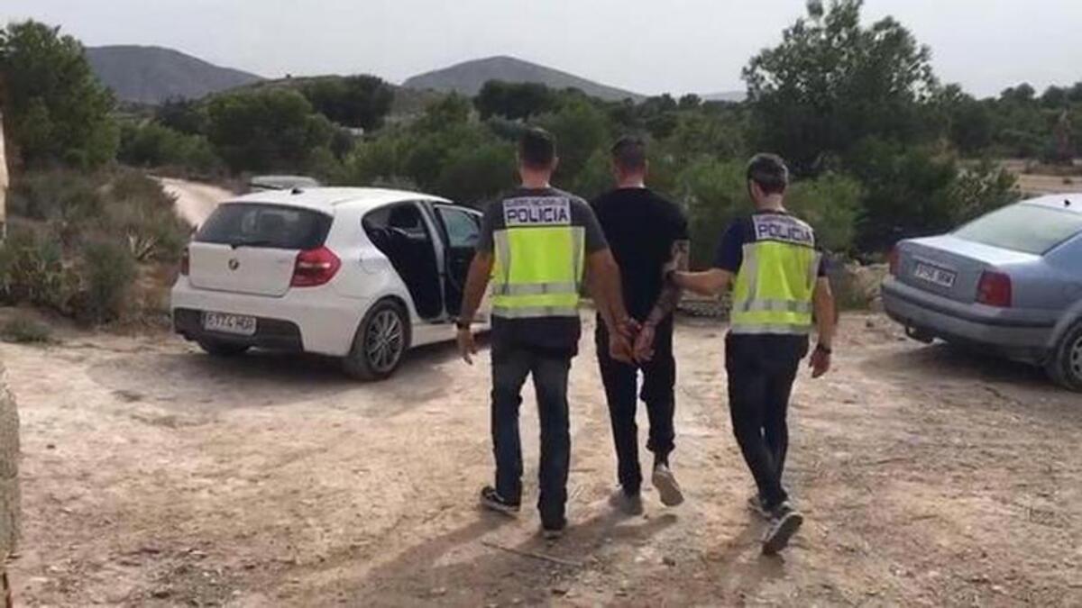 Agentes de la Policía Nacional detienen al presunto agresor.