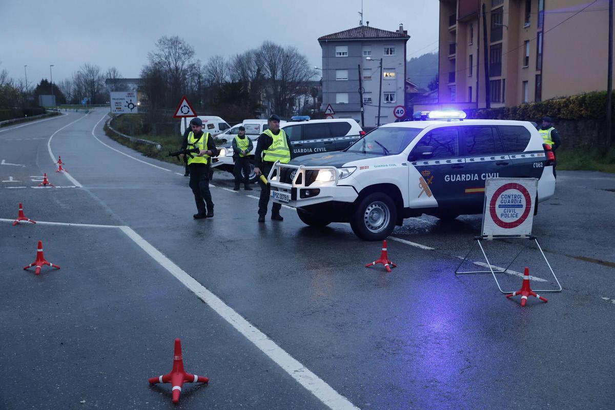 Controles de la Guardia Civil en la zona de Siero