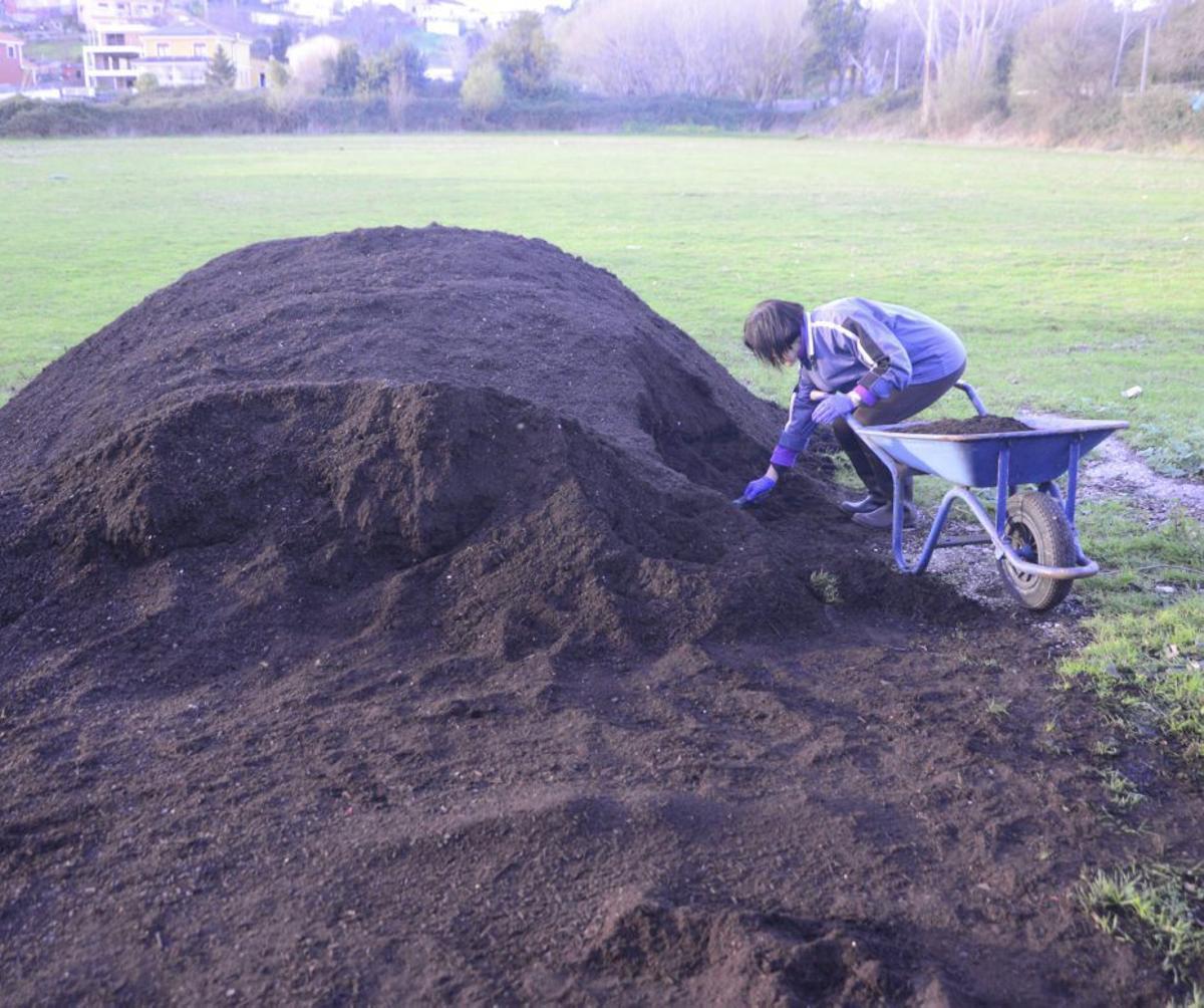 Un reparto de compost en Bueu. | GONZALO NÚÑEZ