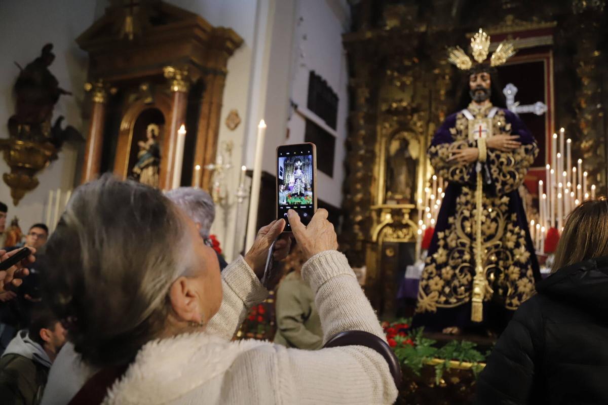 Devoción, besapiés y besamanos en el primer viernes de marzo en Córdoba, que ya huele a Semana Santa