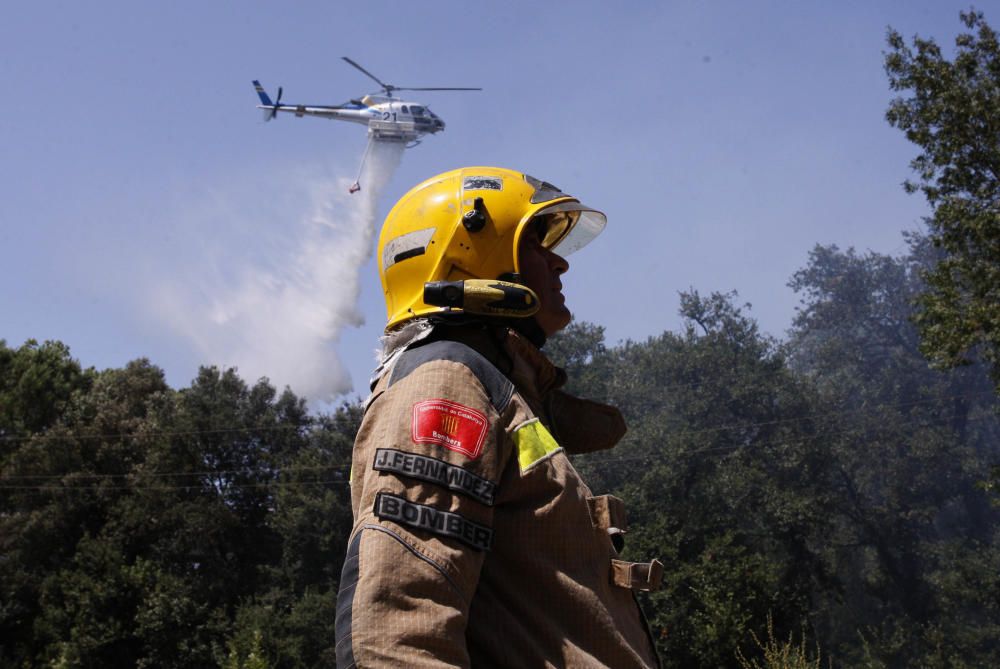 Un incendi ensorra el sostre d'una nau de Quart