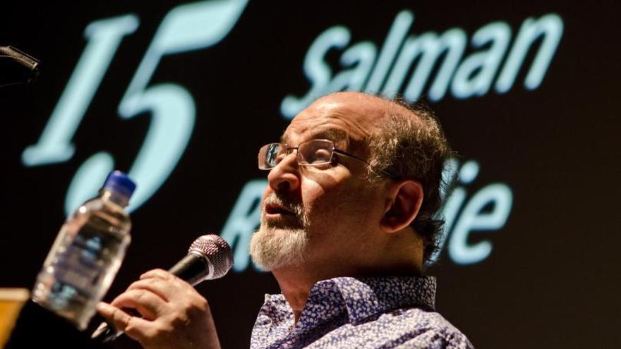 Antònia Vicens: «Ahora ha sangrado la puñalada de la fetua contra Salman Rushdie»