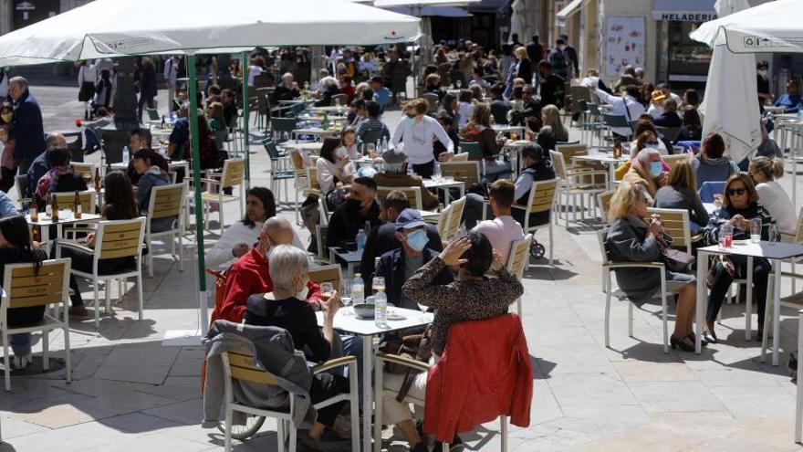 Mesas repletas en una terraza de una céntrica plaza de València, en una imagen de archivo.