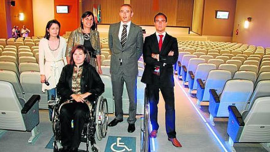 Por la izquierda, Patricia López, jefa de obra; Victoria Ruiz, decoradora; Mamen de la Concha, encargada del proyecto; Antonio Mínguez, responsable de obras de la división comercial de El Corte Inglés, y Javier Fernández, director.