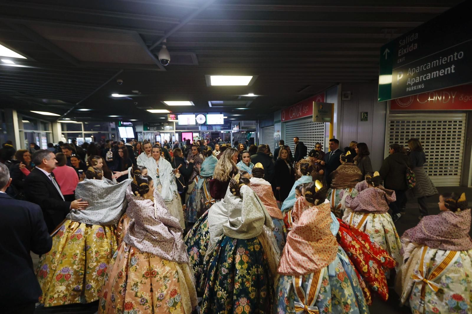 La expedición fallera parte hacia la mascletà de Madrid