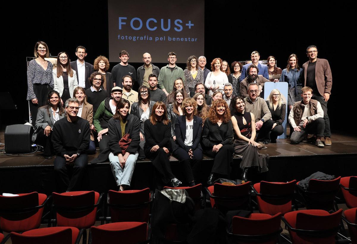 Els premiats del concurs de fotografia Focus+ reunits a l'escenari de la sala petita del Kursaal