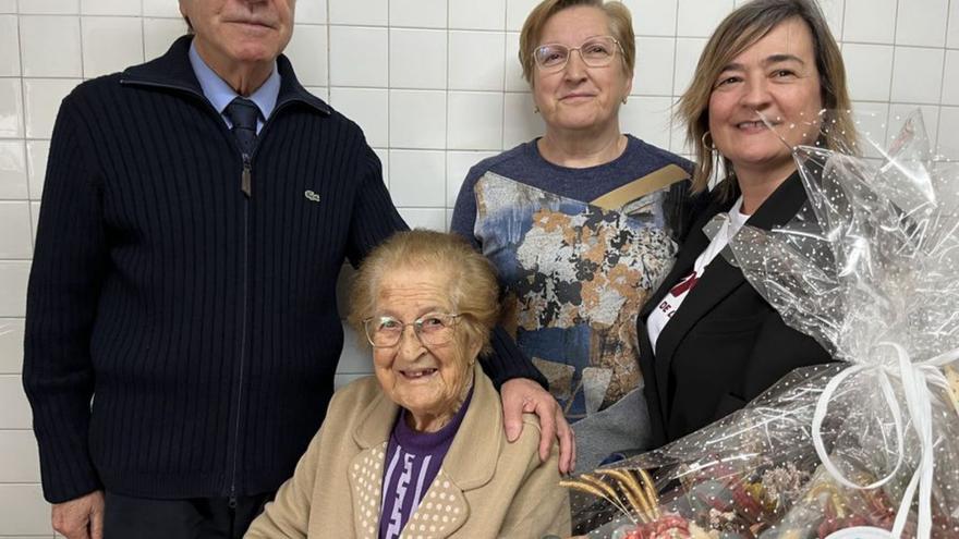Coirós homenajea a una vecina centenaria | LOC