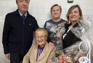 Coirós homenajea a una vecina centenaria