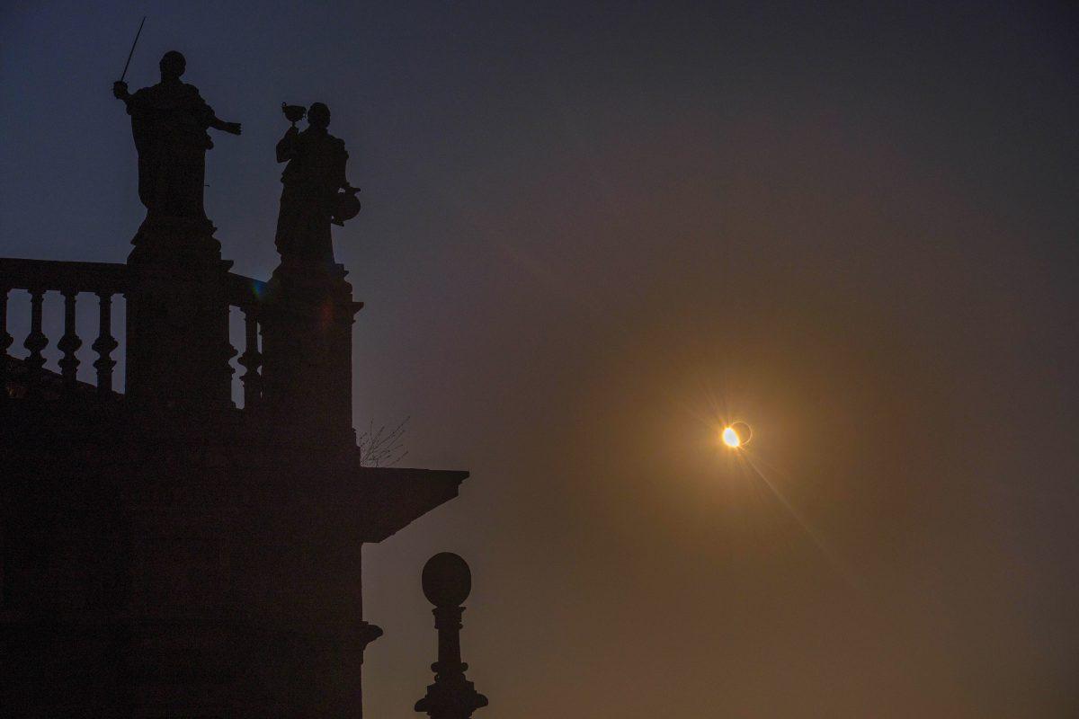 La Iglesia de San Fructuoso con el eclipse al fondo.
