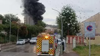 El incendio de una fábrica en Martorell provoca el colapso del techo y deja un trabajador herido