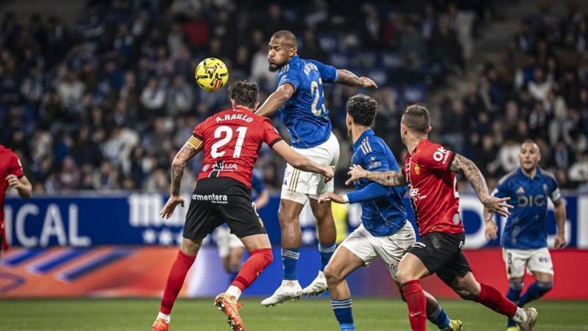 Raíllo pelea un balón en un instante del encuentro.