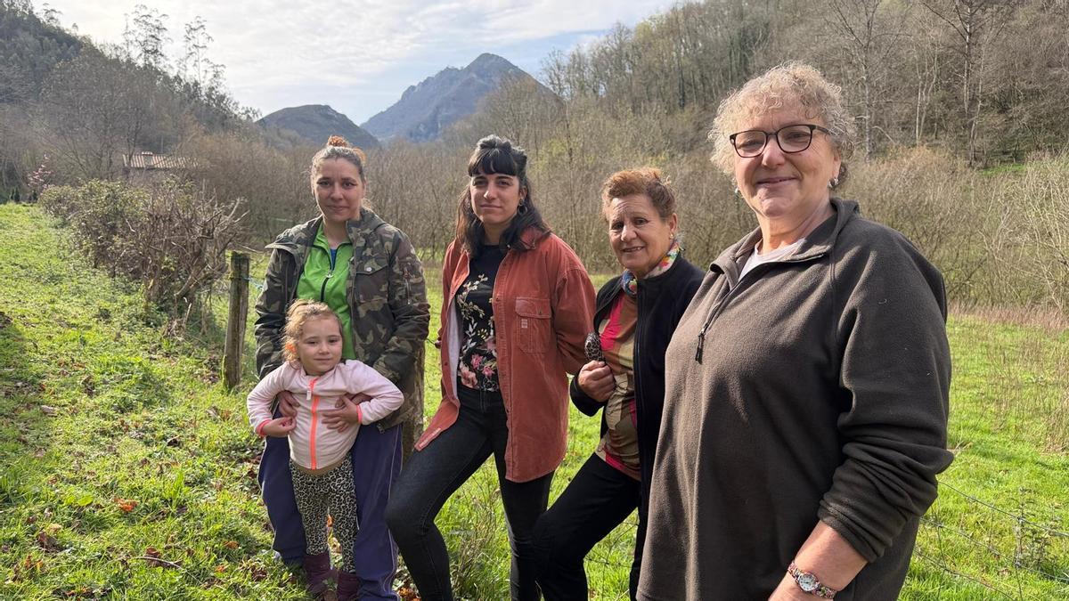 Por la izquierda, Ana Belén Longo con su hija Lara, Alba Latorre, Lidia Arias y María de los Ángeles Ávila, en La Roza (Piloña).
