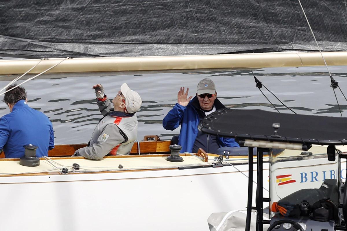 El rey emérito Juan Carlos I durante una regata en Sanxenxo en 2024.