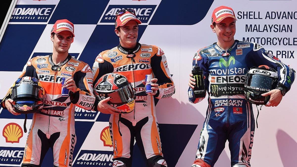 Los pilotos que ocuparán la primera línea en Sepang: Dani Pedrosa (segundo), Marc Márquez ('pole position') y Jorge Lorenzo (tercero)