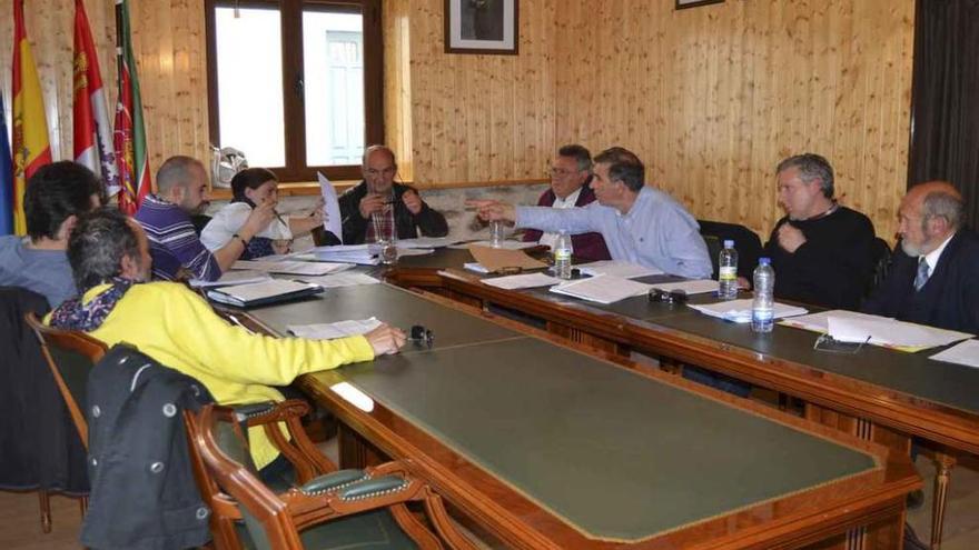 Corporativos del Ayuntamiento de Galende durante la sesión plenaria celebrada la pasada semana.