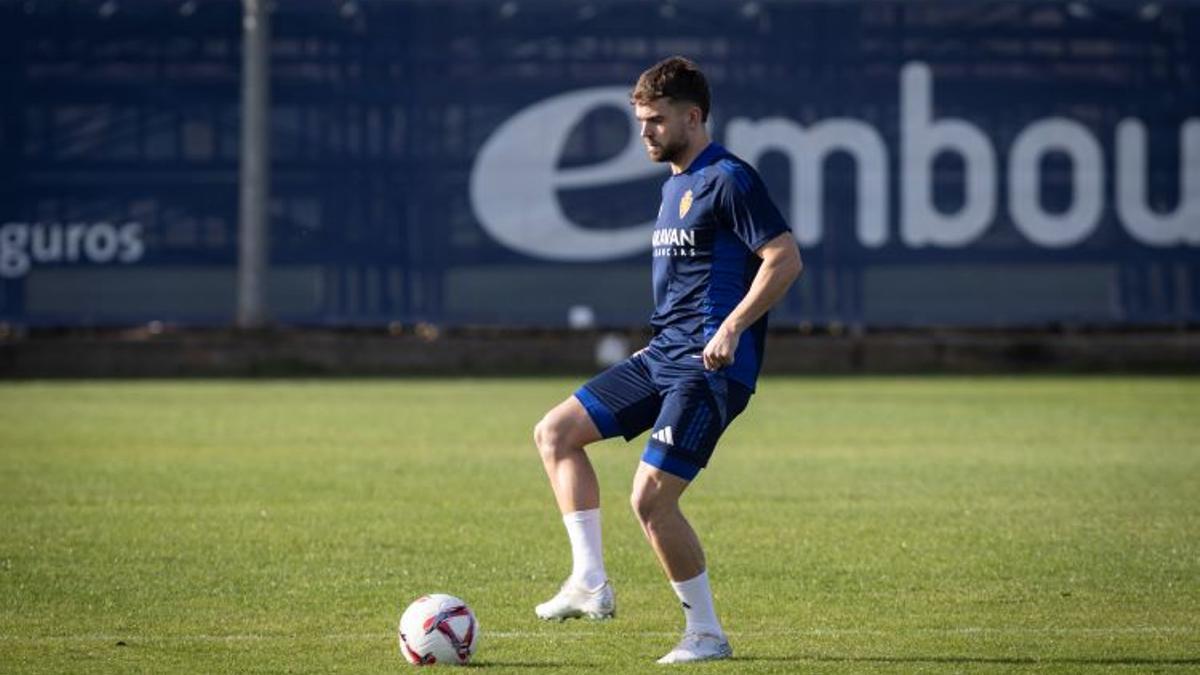 Soberón controla un balón en el entrenamiento del martes.