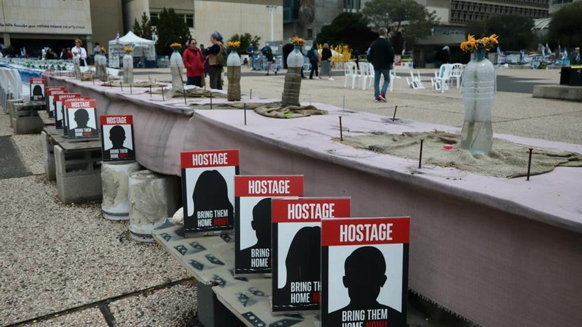 Una mesa para simbolizar las ausencias de los secuestrados, en la Plaza de los Rehenes de Tel Aviv.