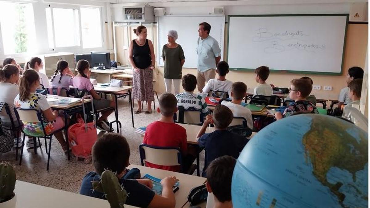 El alcalde de Alzira y la concejal de Educación en la visita, el primer día de clase, al colegio Alborxí.