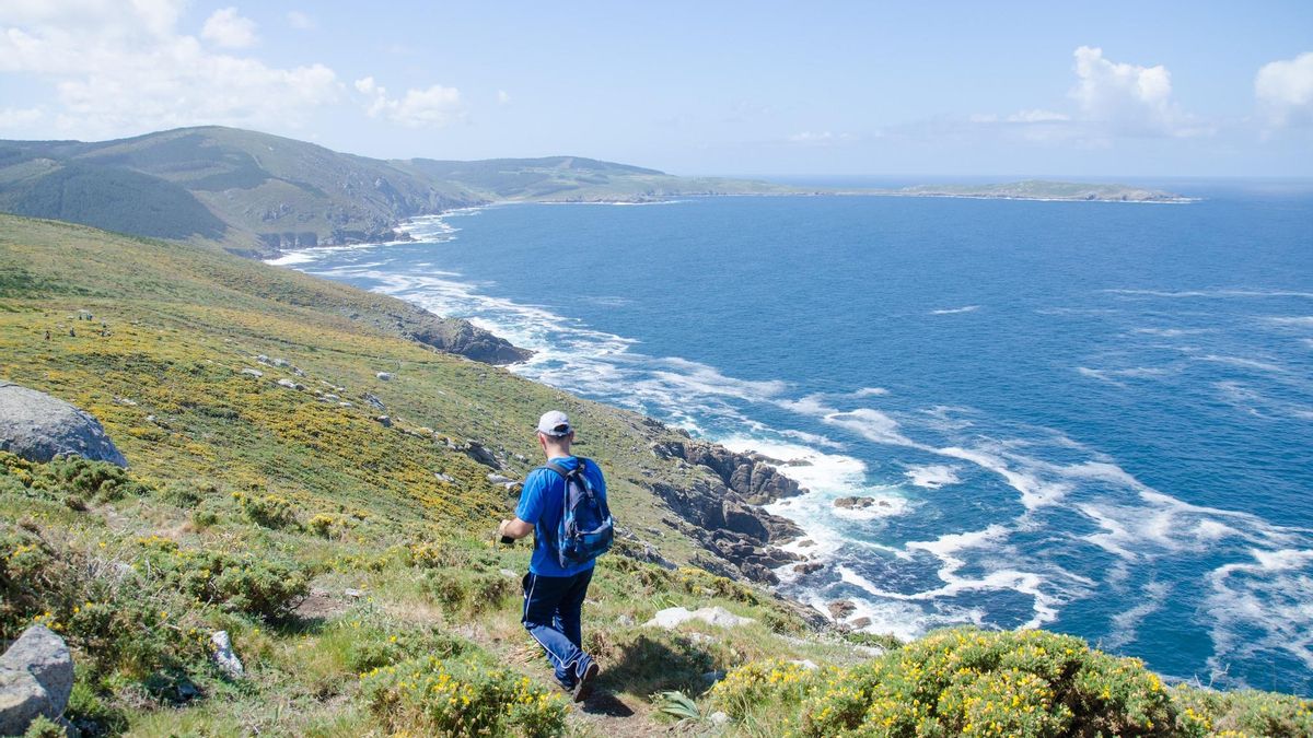 Un senderista recorriendo el Camiño dos Faros