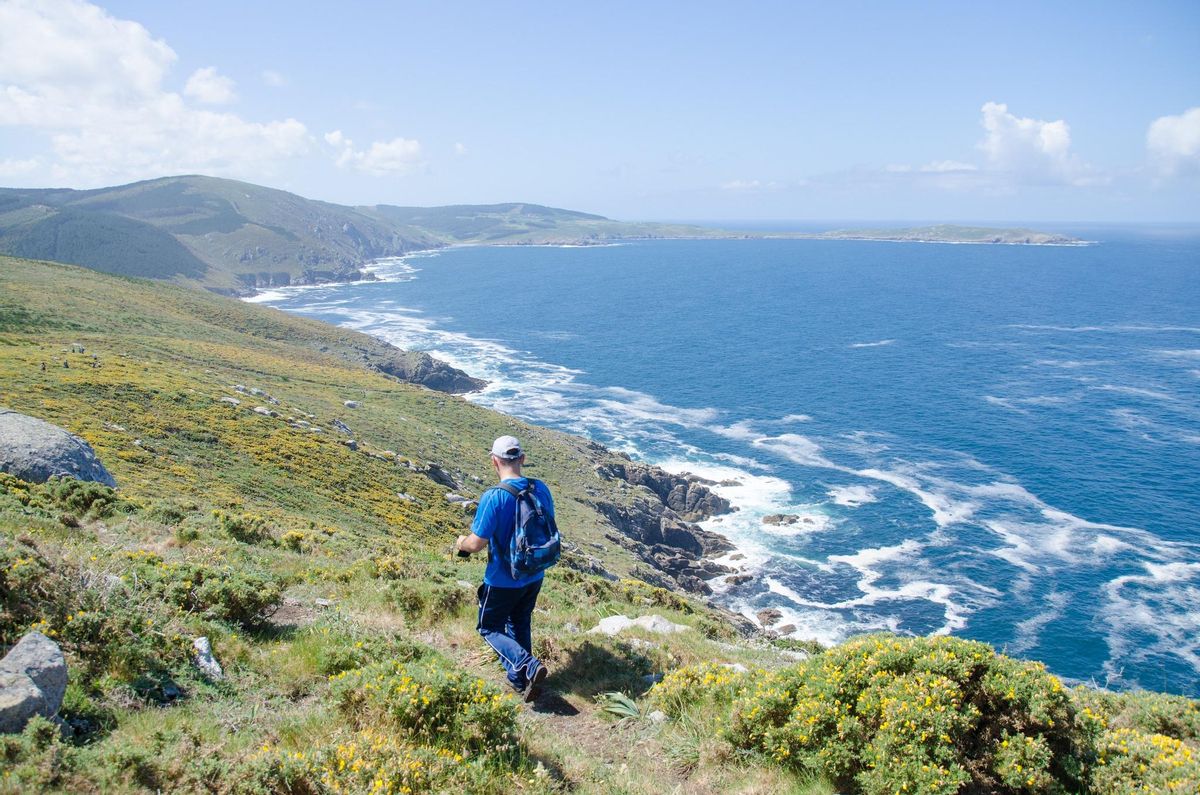 Un senderista recorriendo el Camiño dos Faros