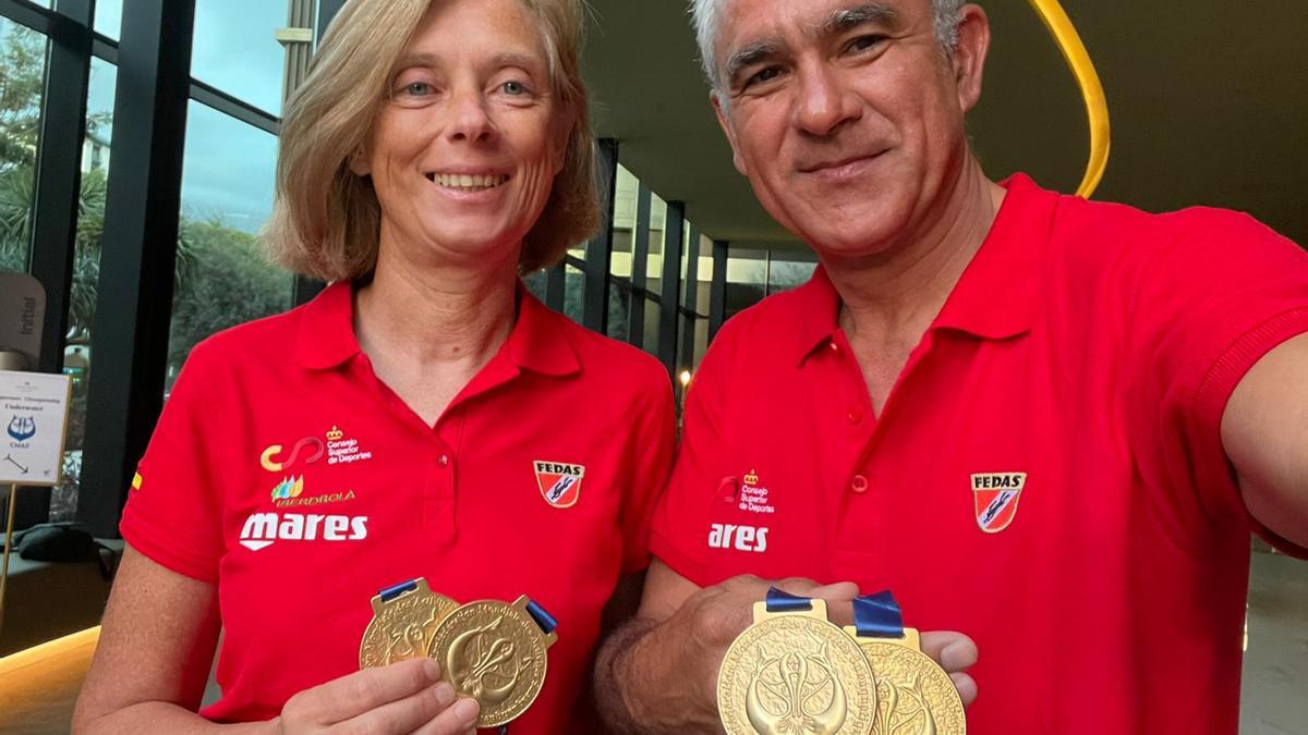 Pilar Barros y Jorge Candán posan con la medalla de campeones de Europa de vídeo submarino