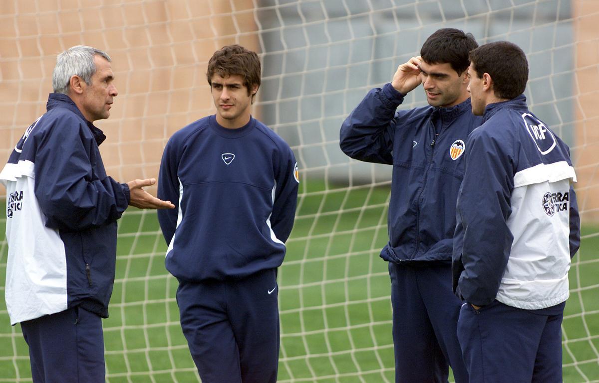 Ayala, Aimar y Kily González conversan con Héctor Cúper en Paterna durante un entrenamiento del Valencia CF en 100º