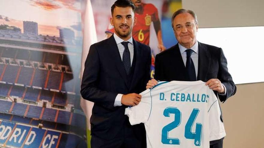 Ceballos, ayer junto a Florentino Pérez en su presentación.