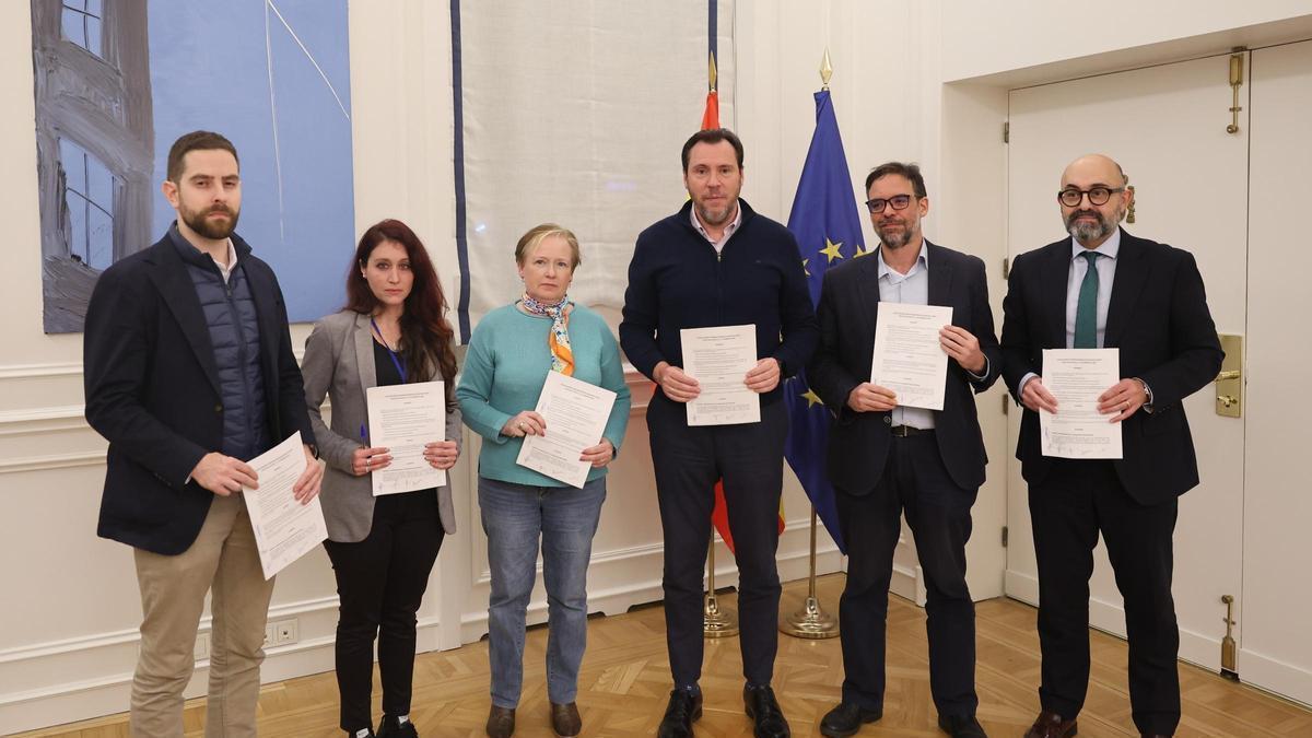 El ministro de Transportes, Óscar Puente, junto a los representantes sindicales y ferroviarios en la firma del acuerdo