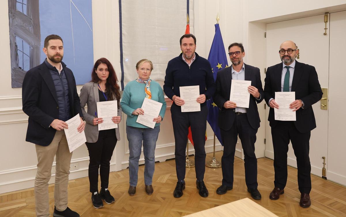 El ministro de Transportes, Óscar Puente, junto a los representantes sindicales y ferroviarios en la firma del acuerdo