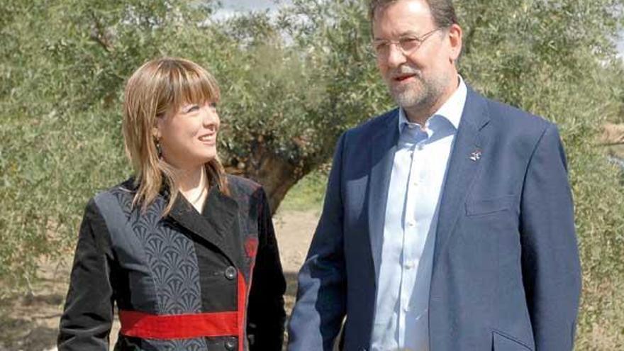 Rajoy conversa con Ana Belén, la joven que le invitó.