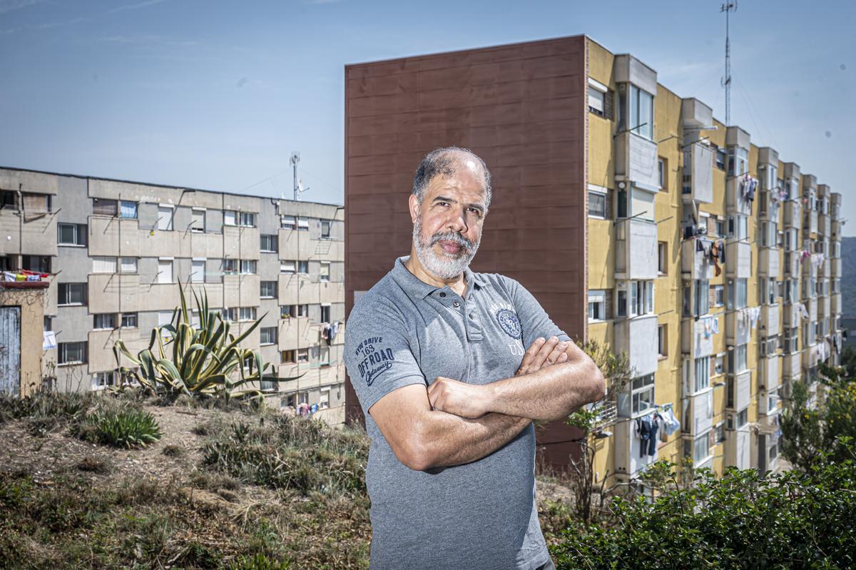 Abdeltif Saidi, padre de cuatro hijos, en Ciutat Meridiana, su barrio.