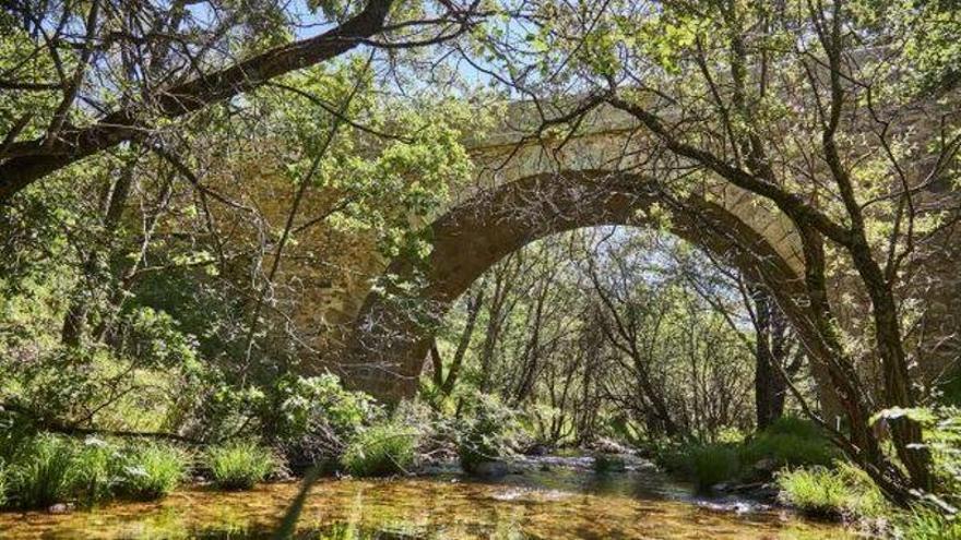 Así es el pueblo de Madrid que se presenta como la escapada ideal para huir del calor: con un puente anterior al siglo XVIII y pozas naturales aptas para el baño