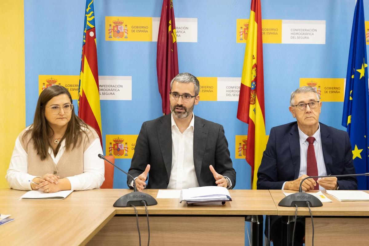 El delegado del Gobierno, en el centro, durante la reunión.