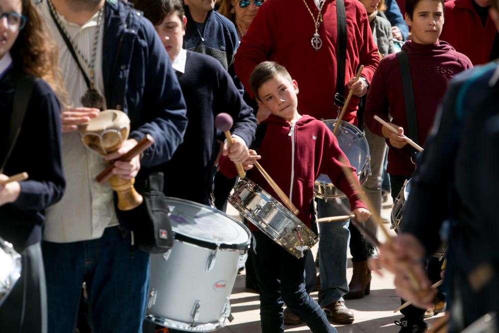 La plaza de Santa María se llena de unos 200 músicos para celebrar la Tamborrada