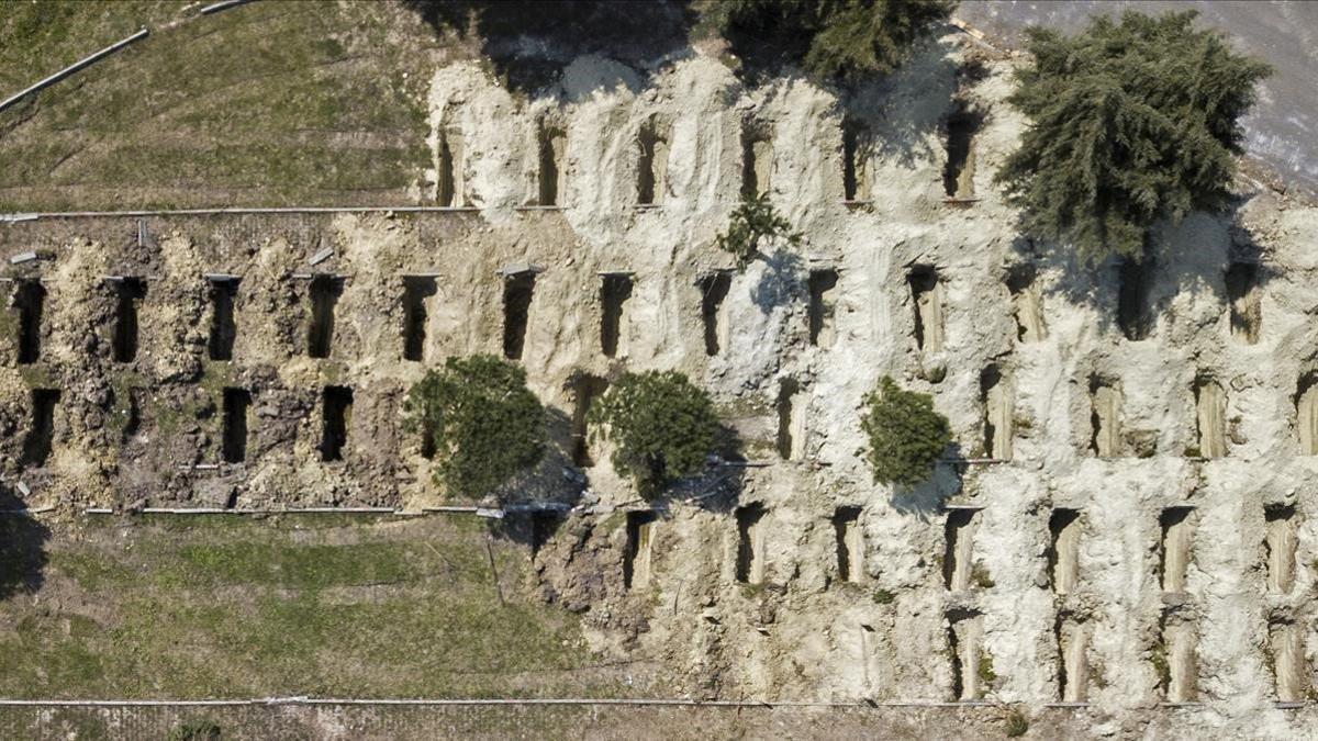 Imagen aérea de fosas cavadas en Estambl en previsión de posibles víctimas de coronavirus.