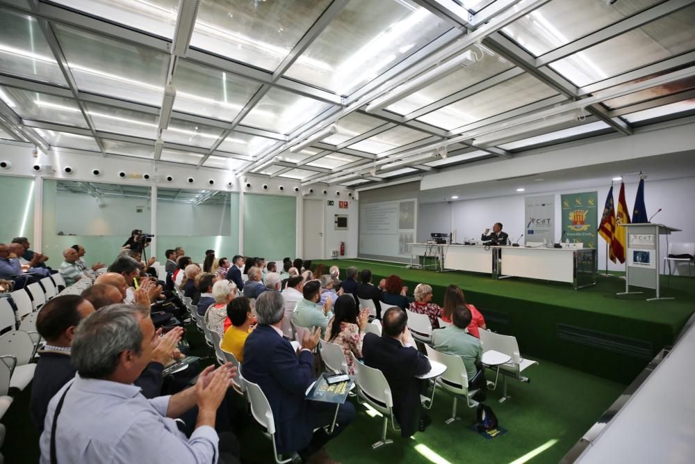 La Sociedad Casino de Torrevieja acoge hasta el lunes una exposición fotográfica de Manuel Lorenzo con motivo del 175 aniversario de la Guardia Civil. La inauguración el martes estuvo precedida por un