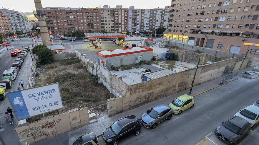 Un bloc turístic es menja part del pàrquing públic en altura del Cabanyal